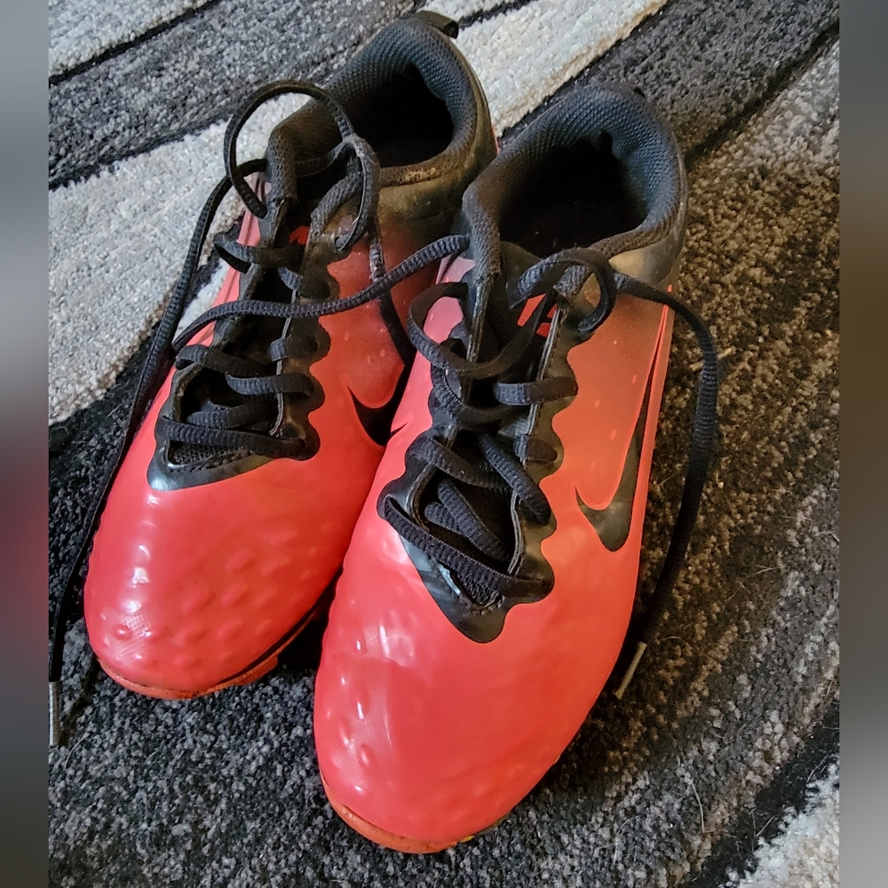 Hot pink cleats 4Y